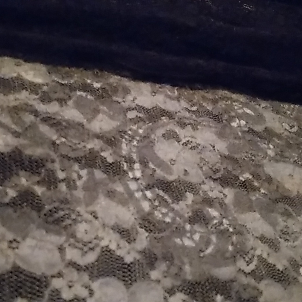 Beautiful Lace Top - Picture 2 of 3